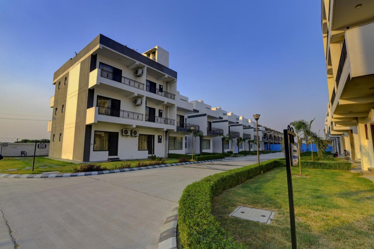 Country Inn Hotels & Resorts Vrindāvan Extérieur photo