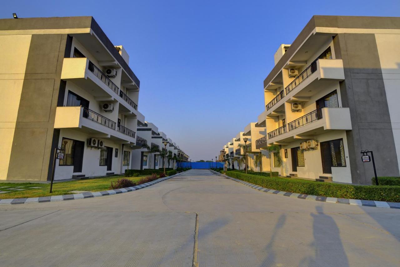 Country Inn Hotels & Resorts Vrindāvan Extérieur photo