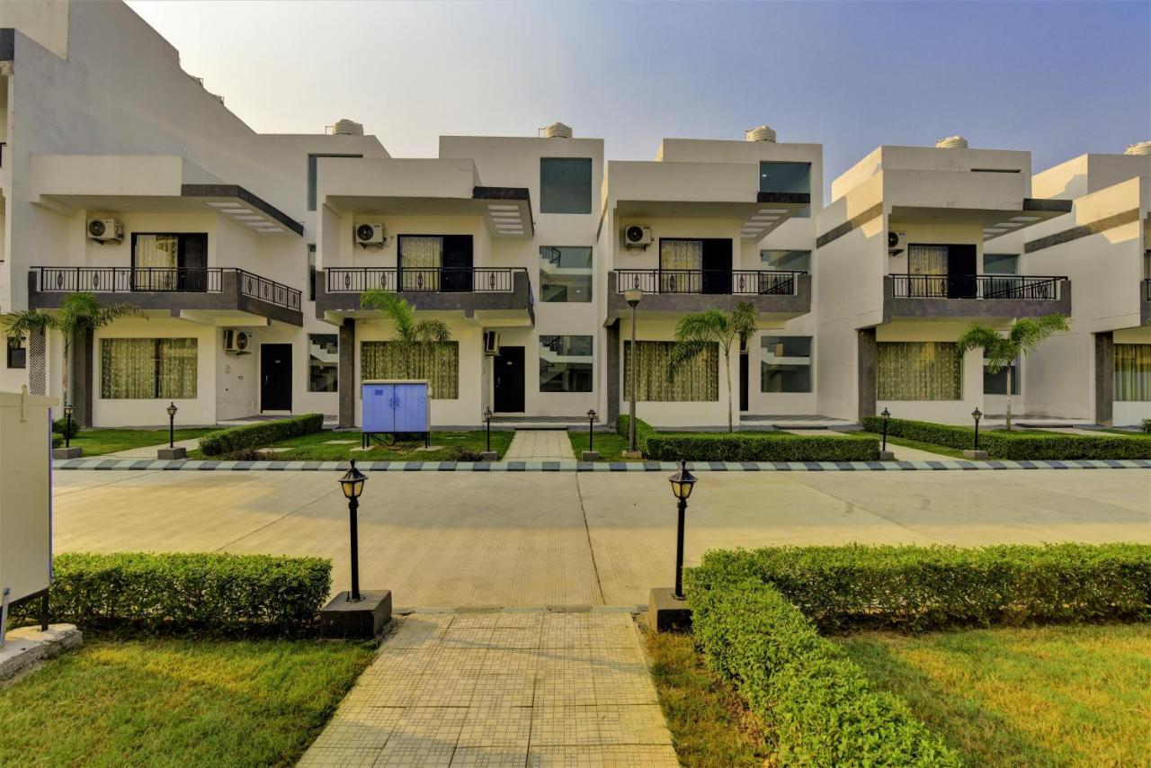 Country Inn Hotels & Resorts Vrindāvan Extérieur photo